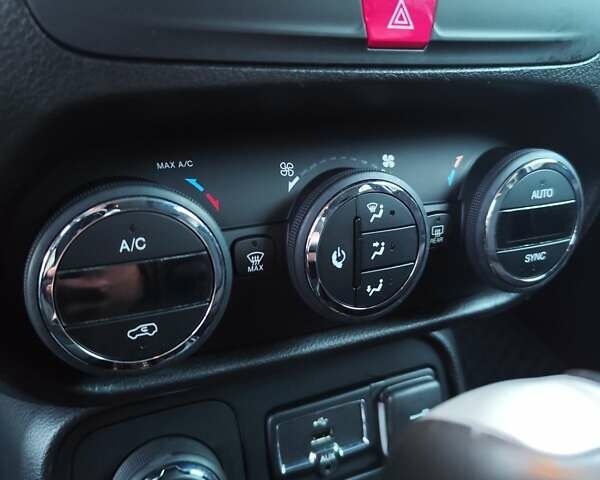 Чорний Джип Ренегат, об'ємом двигуна 2.36 л та пробігом 174 тис. км за 13300 $, фото 38 на Automoto.ua