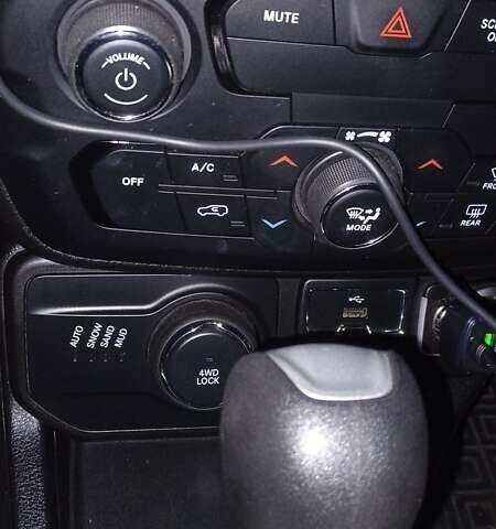 Чорний Джип Ренегат, об'ємом двигуна 2.36 л та пробігом 171 тис. км за 13600 $, фото 10 на Automoto.ua