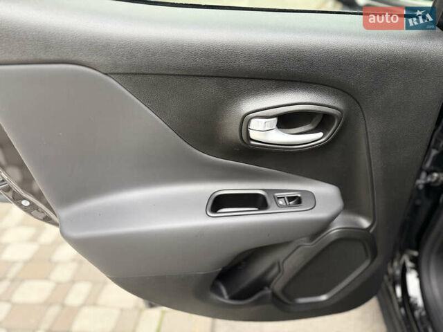 Чорний Джип Ренегат, об'ємом двигуна 1.37 л та пробігом 10 тис. км за 18500 $, фото 15 на Automoto.ua