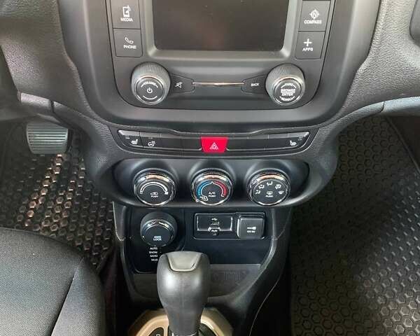 Красный Джип Ренегат, объемом двигателя 2.36 л и пробегом 200 тыс. км за 11300 $, фото 7 на Automoto.ua