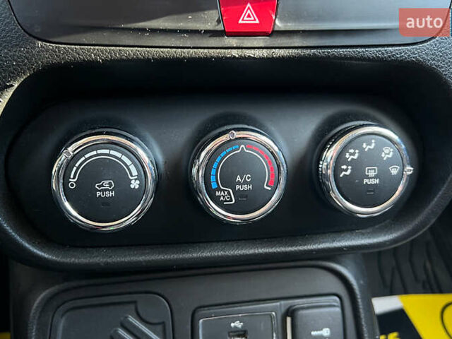 Жовтий Джип Ренегат, об'ємом двигуна 2.36 л та пробігом 123 тис. км за 14200 $, фото 14 на Automoto.ua