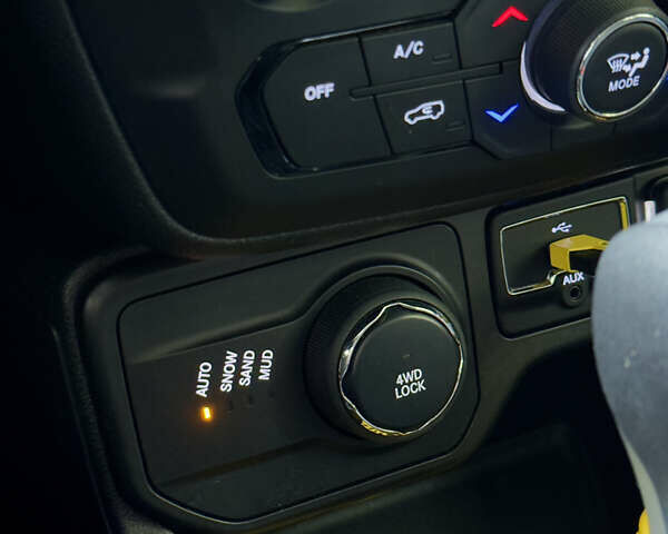 Джип Ренегат 2018 у Києві на Automoto.ua Жовтий Джип Ренегат, об'ємом двигуна 2.36 л та пробігом 75 тис. км за 14900 $, фото 19 на Automoto.ua