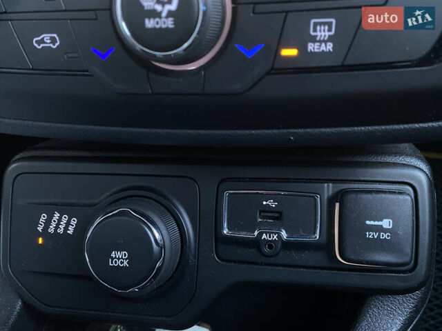 Желтый Джип Ренегат, объемом двигателя 2.36 л и пробегом 88 тыс. км за 13599 $, фото 22 на Automoto.ua