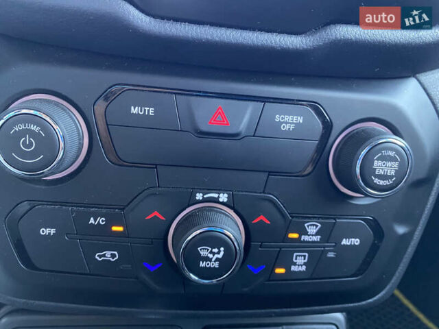 Желтый Джип Ренегат, объемом двигателя 2.36 л и пробегом 88 тыс. км за 13599 $, фото 21 на Automoto.ua