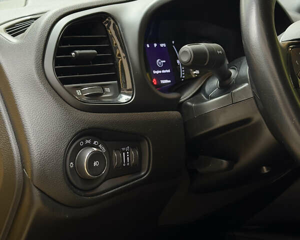 Джип Ренегат 2018 у Києві на Automoto.ua Жовтий Джип Ренегат, об'ємом двигуна 2.36 л та пробігом 75 тис. км за 14900 $, фото 18 на Automoto.ua