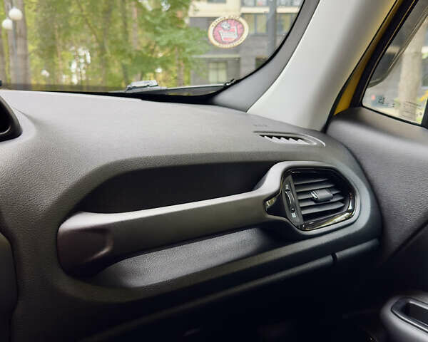 Джип Ренегат 2018 у Києві на Automoto.ua Жовтий Джип Ренегат, об'ємом двигуна 2.36 л та пробігом 75 тис. км за 14900 $, фото 26 на Automoto.ua