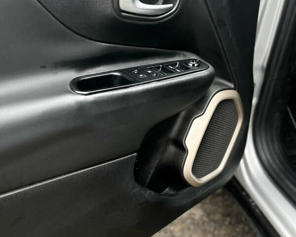 Серый Джип Ренегат, объемом двигателя 2.4 л и пробегом 174 тыс. км за 11400 $, фото 19 на Automoto.ua