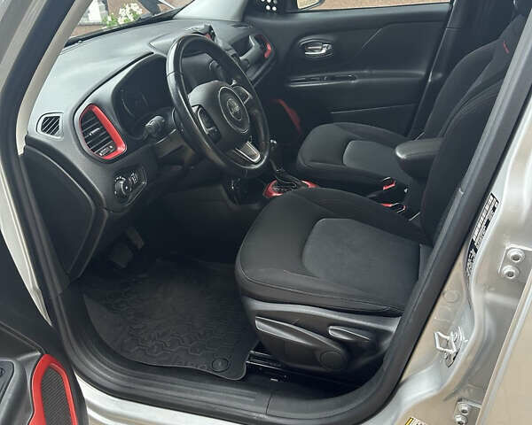 Сірий Джип Ренегат, об'ємом двигуна 2.36 л та пробігом 91 тис. км за 14000 $, фото 11 на Automoto.ua