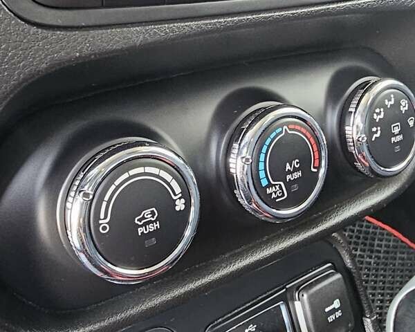 Серый Джип Ренегат, объемом двигателя 2.36 л и пробегом 150 тыс. км за 11900 $, фото 31 на Automoto.ua