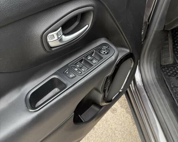 Сірий Джип Ренегат, об'ємом двигуна 2.36 л та пробігом 156 тис. км за 13200 $, фото 22 на Automoto.ua