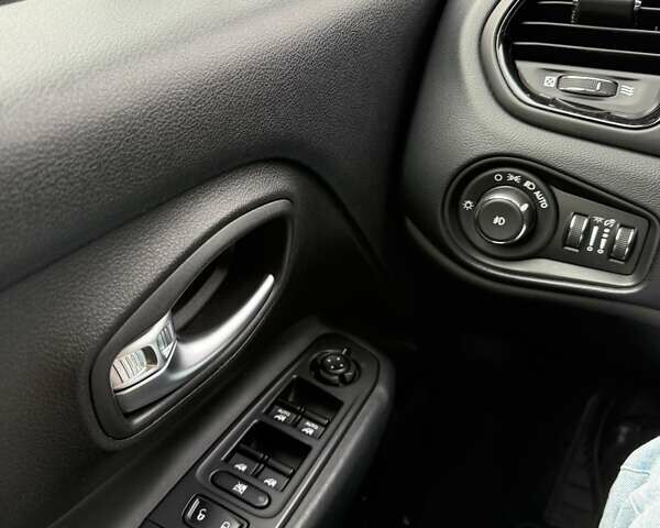 Сірий Джип Ренегат, об'ємом двигуна 2.36 л та пробігом 156 тис. км за 13200 $, фото 36 на Automoto.ua