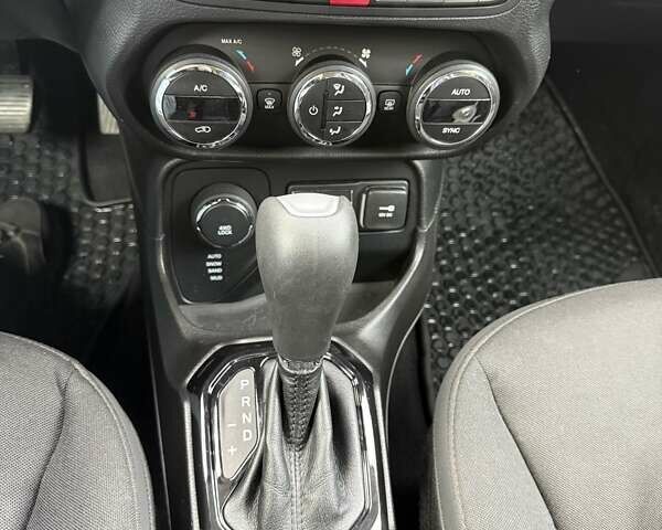 Сірий Джип Ренегат, об'ємом двигуна 2.36 л та пробігом 156 тис. км за 13200 $, фото 35 на Automoto.ua