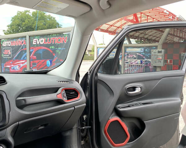 Серый Джип Ренегат, объемом двигателя 2.36 л и пробегом 201 тыс. км за 13800 $, фото 12 на Automoto.ua