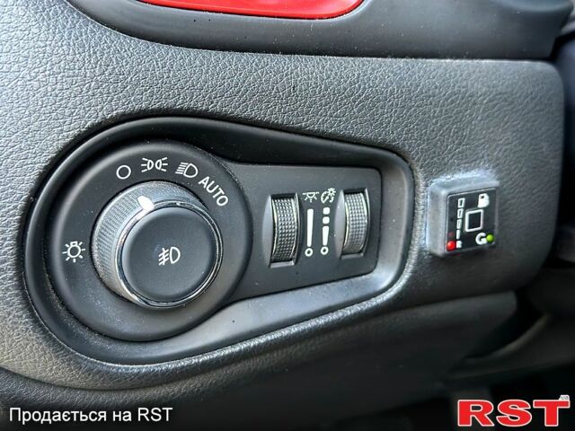 Серый Джип Ренегат, объемом двигателя 2.4 л и пробегом 150 тыс. км за 14800 $, фото 7 на Automoto.ua