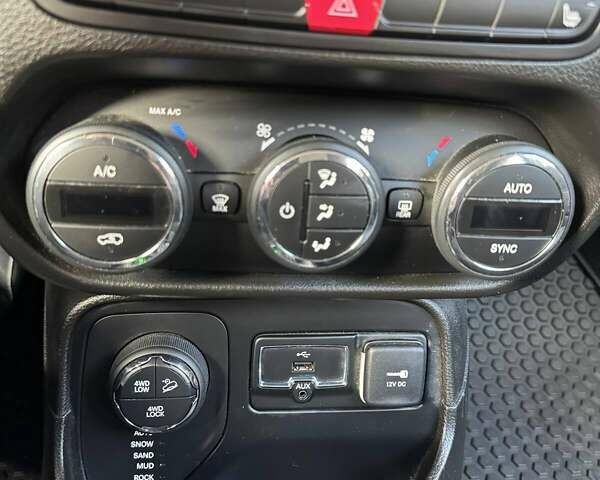 Серый Джип Ренегат, объемом двигателя 2.36 л и пробегом 72 тыс. км за 15334 $, фото 12 на Automoto.ua