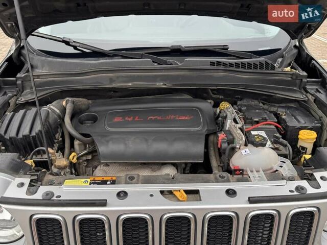 Серый Джип Ренегат, объемом двигателя 2.36 л и пробегом 233 тыс. км за 12900 $, фото 73 на Automoto.ua