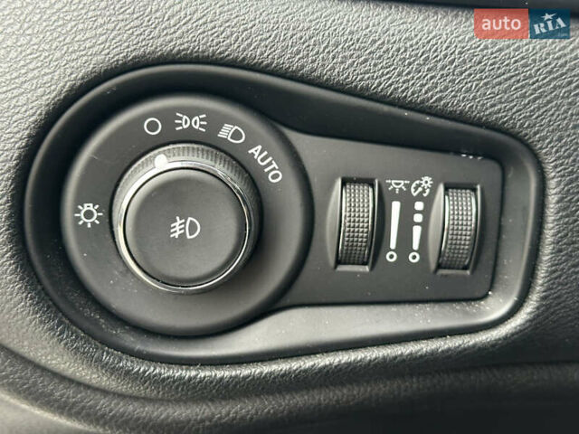 Сірий Джип Ренегат, об'ємом двигуна 2.36 л та пробігом 53 тис. км за 13200 $, фото 31 на Automoto.ua