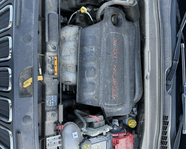 Серый Джип Ренегат, объемом двигателя 2.36 л и пробегом 211 тыс. км за 11300 $, фото 26 на Automoto.ua