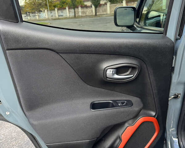 Джип Ренегат 2018 в Киеве на Automoto.ua Серый Джип Ренегат, объемом двигателя 2.36 л и пробегом 117 тыс. км за 14800 $, фото 17 на Automoto.ua