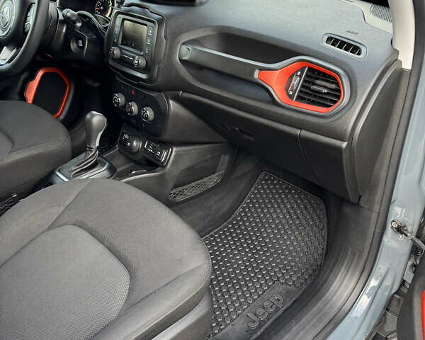 Джип Ренегат 2018 в Киеве на Automoto.ua Серый Джип Ренегат, объемом двигателя 2.36 л и пробегом 117 тыс. км за 14800 $, фото 23 на Automoto.ua