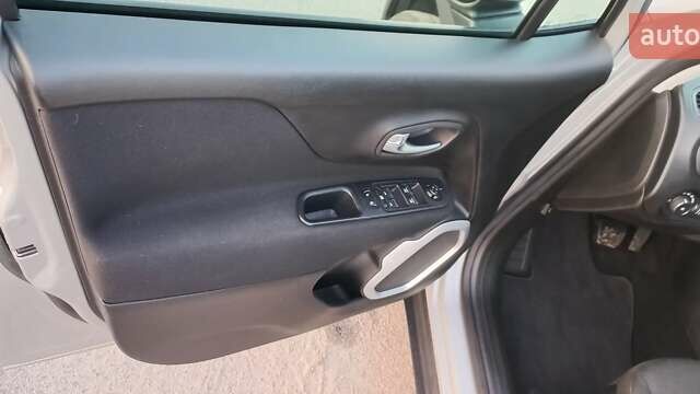Сірий Джип Ренегат, об'ємом двигуна 2.4 л та пробігом 72 тис. км за 13500 $, фото 7 на Automoto.ua