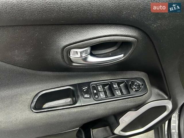 Джип Ренегат 2018 у Чернівцях на Automoto.ua Сірий Джип Ренегат, об'ємом двигуна 2.36 л та пробігом 145 тис. км за 12300 $, фото 8 на Automoto.ua