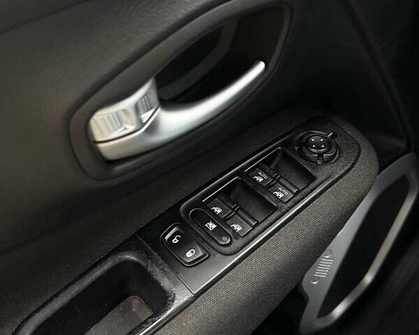 Серый Джип Ренегат, объемом двигателя 2.36 л и пробегом 171 тыс. км за 13499 $, фото 11 на Automoto.ua