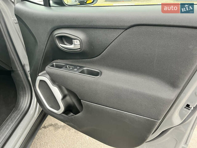 Сірий Джип Ренегат, об'ємом двигуна 2.4 л та пробігом 58 тис. км за 16500 $, фото 49 на Automoto.ua