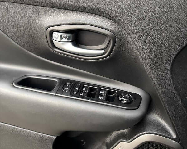 Джип Ренегат 2020 в Киеве на Automoto.ua Серый Джип Ренегат, объемом двигателя 1.33 л и пробегом 57 тыс. км за 18000 $, фото 23 на Automoto.ua