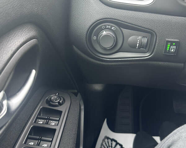 Сірий Джип Ренегат, об'ємом двигуна 2.36 л та пробігом 103 тис. км за 14500 $, фото 16 на Automoto.ua