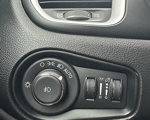 Серый Джип Ренегат, объемом двигателя 2.4 л и пробегом 17 тыс. км за 16200 $, фото 30 на Automoto.ua