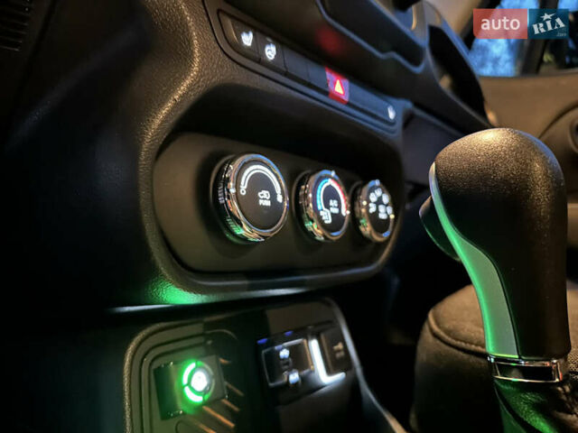 Синий Джип Ренегат, объемом двигателя 2.36 л и пробегом 110 тыс. км за 14000 $, фото 9 на Automoto.ua