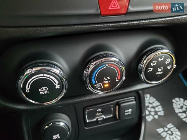 Синий Джип Ренегат, объемом двигателя 2.36 л и пробегом 249 тыс. км за 11750 $, фото 42 на Automoto.ua