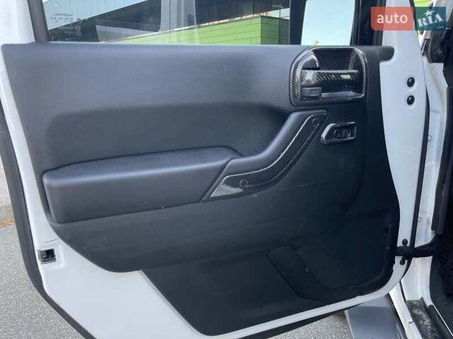 Джип Вранглер 2016 в Киеве на Automoto.ua Белый Джип Вранглер, объемом двигателя 3.6 л и пробегом 96 тыс. км за 27500 $, фото 12 на Automoto.ua