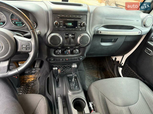 Білий Джип Wrangler, об'ємом двигуна 3.6 л та пробігом 47 тис. км за 19300 $, фото 15 на Automoto.ua