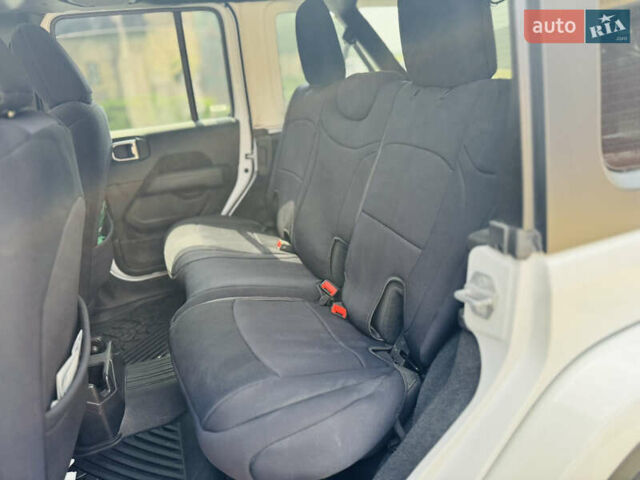 Білий Джип Wrangler, об'ємом двигуна 2 л та пробігом 71 тис. км за 33000 $, фото 18 на Automoto.ua