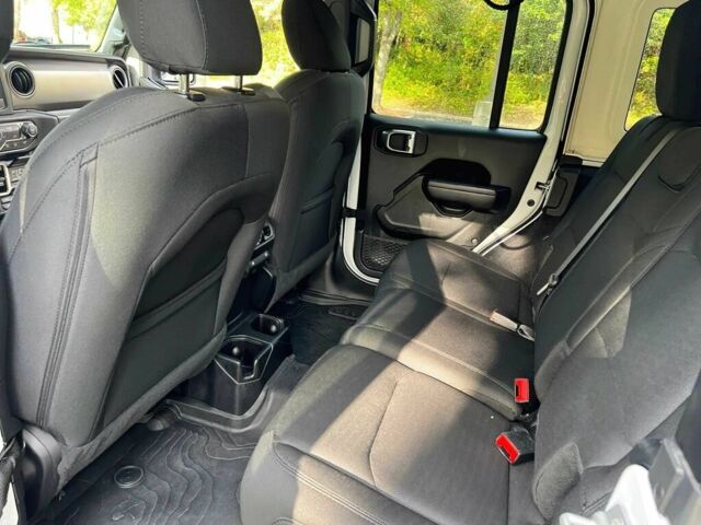 Білий Джип Wrangler, об'ємом двигуна 3.6 л та пробігом 50 тис. км за 9000 $, фото 12 на Automoto.ua