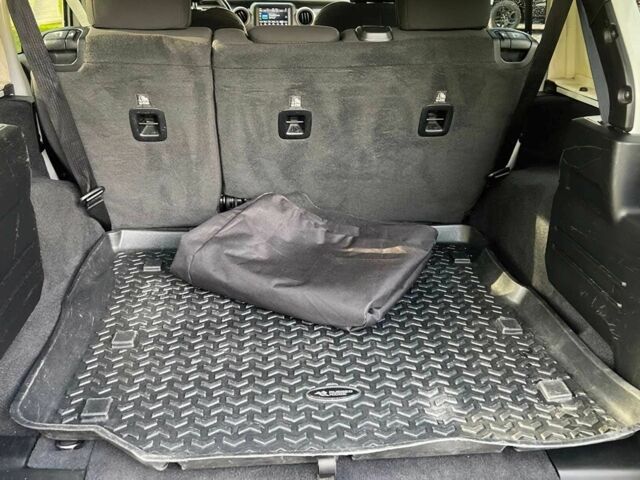 Білий Джип Wrangler, об'ємом двигуна 3.6 л та пробігом 50 тис. км за 9000 $, фото 13 на Automoto.ua