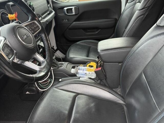 Белый Джип Вранглер, объемом двигателя 2 л и пробегом 70 тыс. км за 47000 $, фото 2 на Automoto.ua