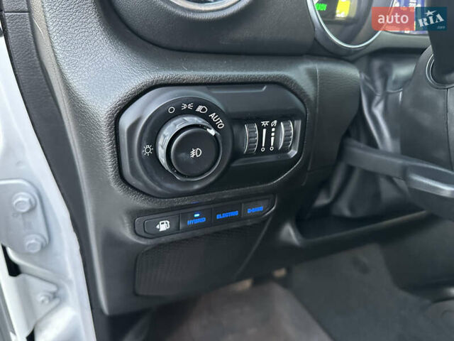 Белый Джип Вранглер, объемом двигателя 2 л и пробегом 75 тыс. км за 43500 $, фото 19 на Automoto.ua