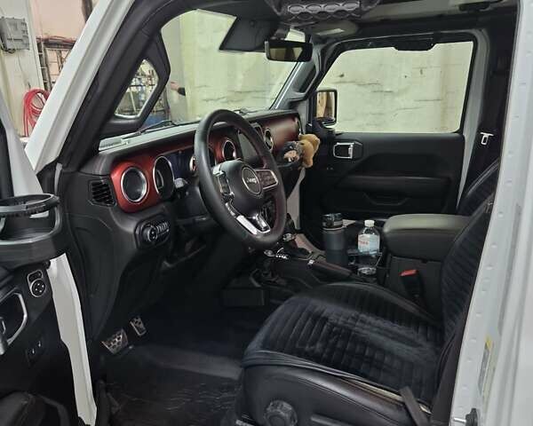 Білий Джип Wrangler, об'ємом двигуна 2 л та пробігом 24 тис. км за 58500 $, фото 13 на Automoto.ua