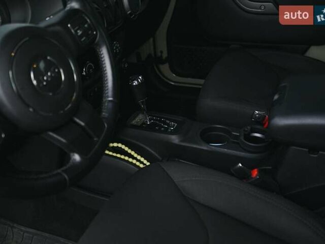 Бежевый Джип Вранглер, объемом двигателя 3.6 л и пробегом 65 тыс. км за 24700 $, фото 7 на Automoto.ua