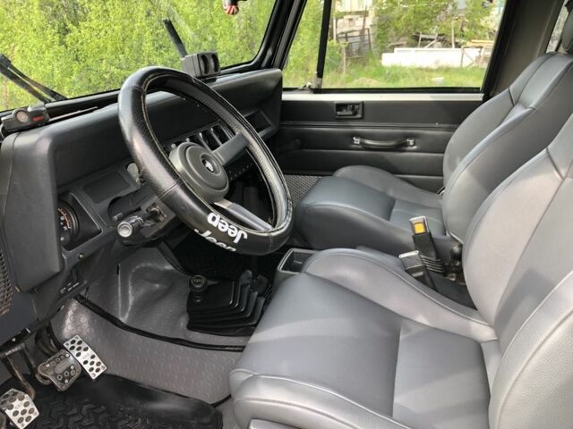 Чорний Джип Wrangler, об'ємом двигуна 4 л та пробігом 120 тис. км за 10000 $, фото 2 на Automoto.ua