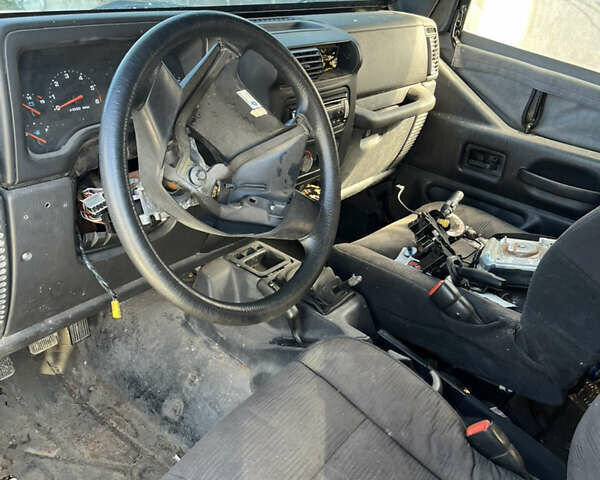 Черный Джип Вранглер, объемом двигателя 2.4 л и пробегом 20 тыс. км за 5200 $, фото 4 на Automoto.ua