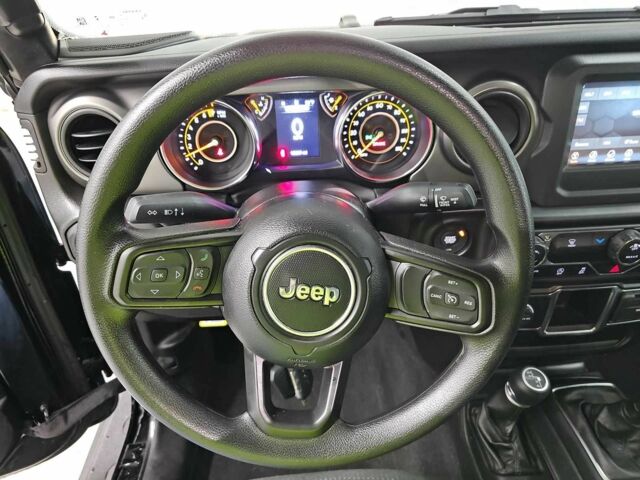 Чорний Джип Wrangler, об'ємом двигуна 3.6 л та пробігом 15 тис. км за 31000 $, фото 3 на Automoto.ua