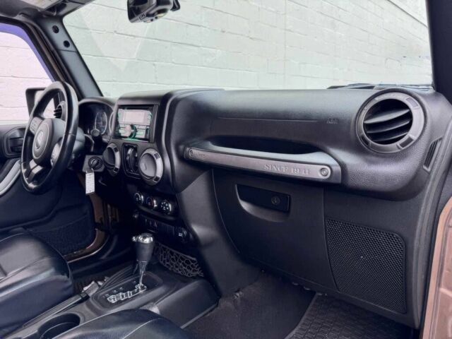 Коричневый Джип Вранглер, объемом двигателя 3.6 л и пробегом 72 тыс. км за 8900 $, фото 7 на Automoto.ua