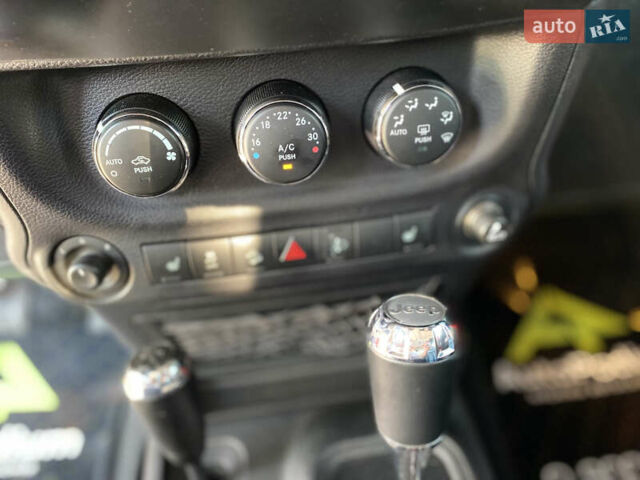 Червоний Джип Wrangler, об'ємом двигуна 2.8 л та пробігом 103 тис. км за 35200 $, фото 11 на Automoto.ua