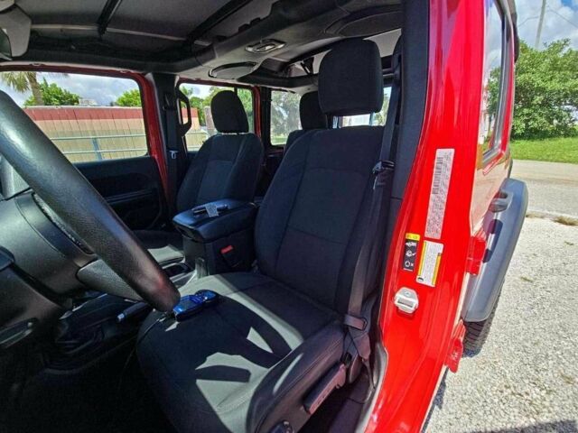 Красный Джип Вранглер, объемом двигателя 0 л и пробегом 34 тыс. км за 28000 $, фото 4 на Automoto.ua