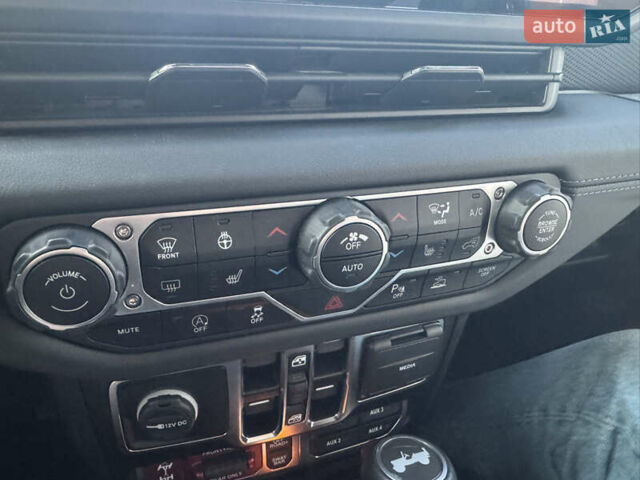 Красный Джип Вранглер, объемом двигателя 3.6 л и пробегом 4 тыс. км за 70000 $, фото 6 на Automoto.ua