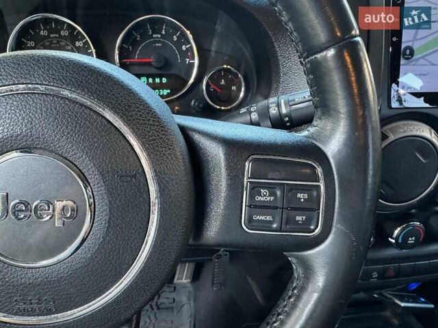 Сірий Джип Wrangler, об'ємом двигуна 3.6 л та пробігом 128 тис. км за 25640 $, фото 16 на Automoto.ua